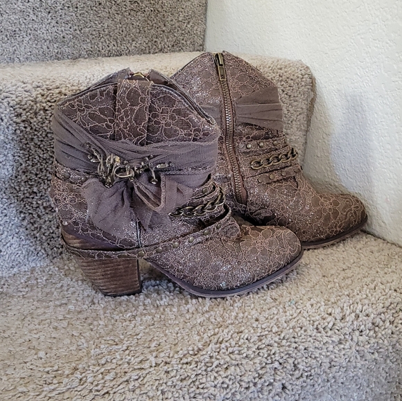 Not Rated Dutchess Shiny lace brown boots size 6.5 - Picture 1 of 16